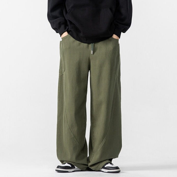 Herren Weite Loungehose mit Tunnelzug, aufgesetzten Taschen und markanten Panelnähten Drune