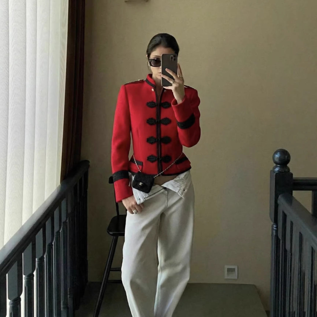 Damen 300+ taillierte Cropped‑Militärblazerjacke mit Stehkragen, Schulterpatten und dekorativen Froschverschlüssen Drune