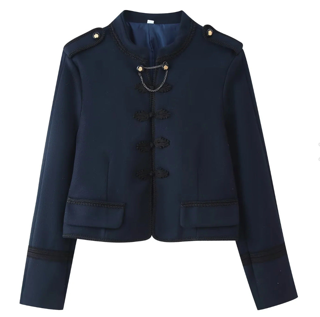 Damen 300+ taillierte Cropped‑Militärblazerjacke mit Stehkragen, Schulterpatten und dekorativen Froschverschlüssen Drune