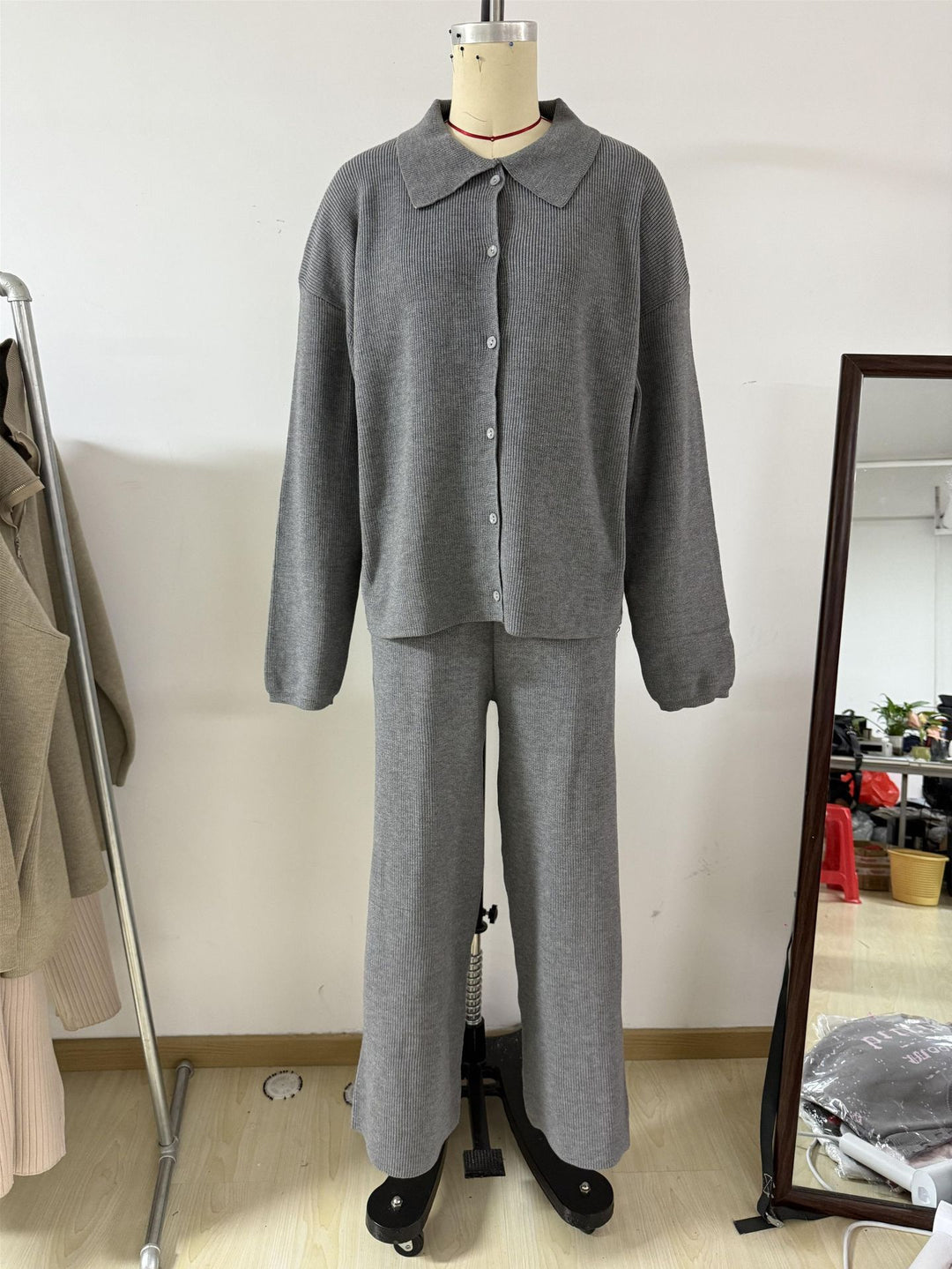 Damen Strickanzug mit modernem Kragen und lockerer Passform Drune