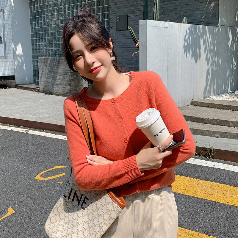 Damen Kurzgeschnittener Feinstrick-Cardigan mit Rundhalsausschnitt und kastiger Passform Drune