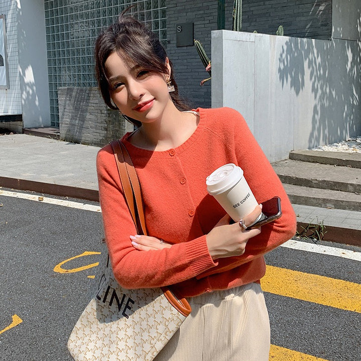 Damen Kurzgeschnittener Feinstrick-Cardigan mit Rundhalsausschnitt und kastiger Passform Drune