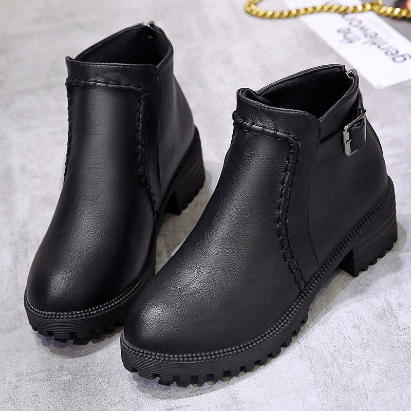 Damen Kurzschaft-Ankleboots mit Ziernaht, robuster Lug‑Sohle und verstellbarem Schnallenriemen Drune