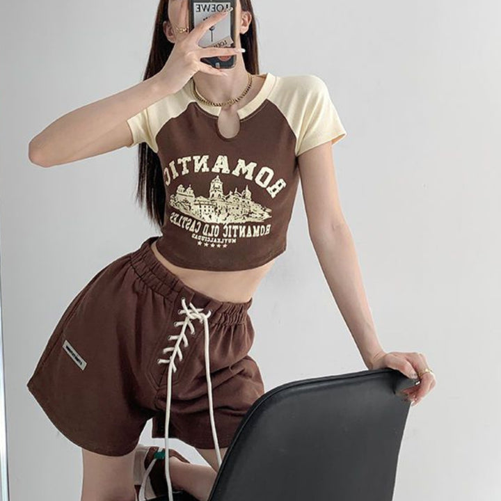 Damen cropped T-Shirt mit einzigartigem Ausschnitt und fröhlichem Grafikdesign Drune