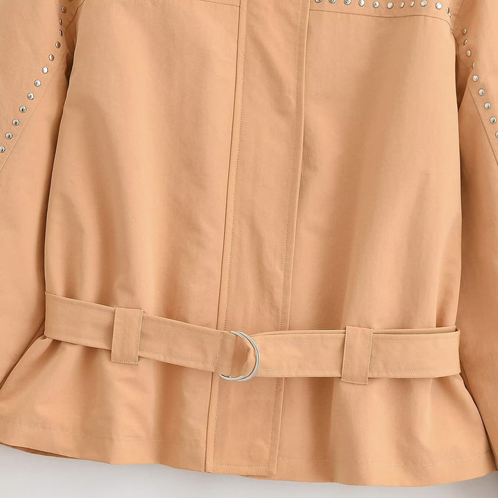 Damen Kurzjacke mit Nietenbesatz, Stehkragen und Taillengürtel Drune