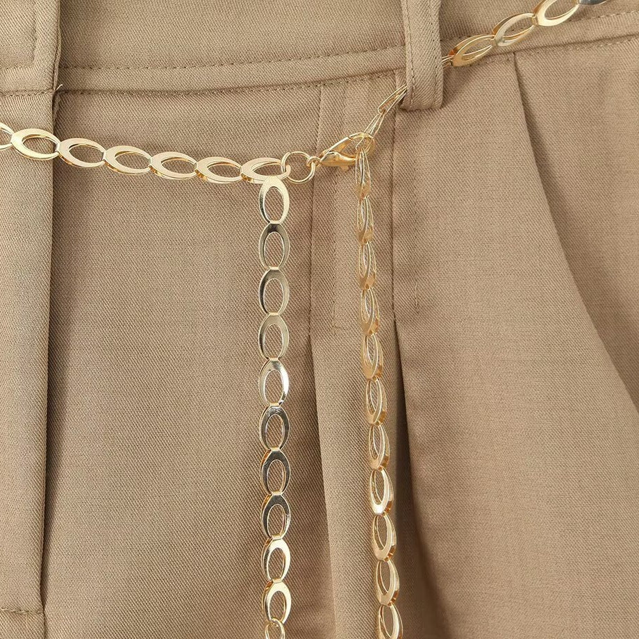 Damen elegante Shorts mit dekorativer Kette und feinen Falten Drune