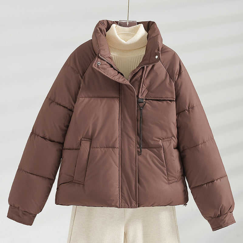 Damen nan kurze wattierte Boxy-Jacke mit hohem Stehkragen, Kordelbrustzug und schrägen Pattentaschen Drune