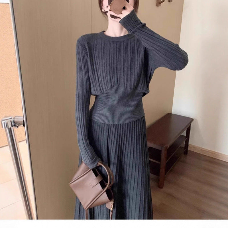 Damen Strick-Ensemble mit Plissee-Rock und Ton-in-Ton Pullover Drune