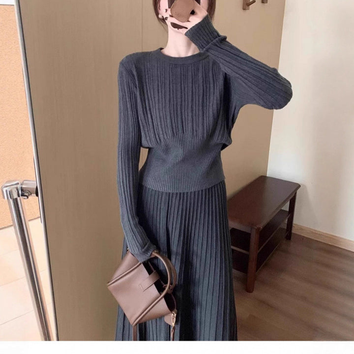 Damen Strick-Ensemble mit Plissee-Rock und Ton-in-Ton Pullover Drune