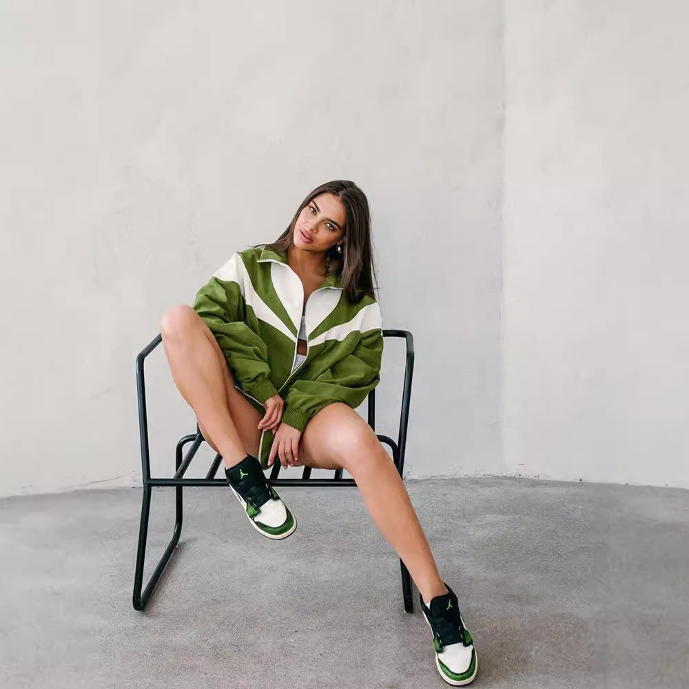 Damen sportliches Freizeit-Outfit mit cropped Oberteil und sportlicher Jacke Drune