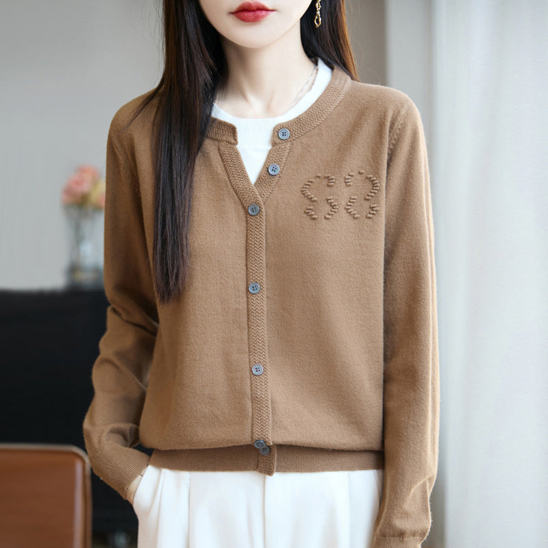 Damen Kurzer Feinstrick-Cardigan mit V‑Schlitzkragen, Rippenblende und dezentem Struktur‑Logo Drune