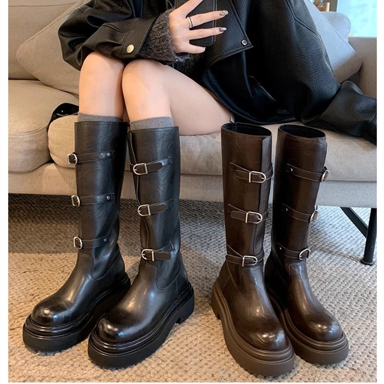Damen kniehohe Plateau‑Bikerstiefel mit markanter Lug‑Sohle und drei Ziergürteln Drune