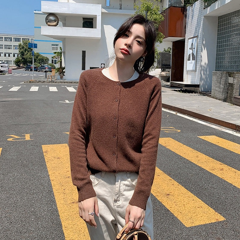 Damen Kurzgeschnittener Feinstrick-Cardigan mit Rundhalsausschnitt und kastiger Passform Drune