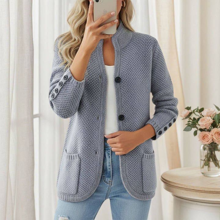 Damen nan strukturierte Oversize-Strickjacke mit dekorativer Ärmel-Knopfleiste und aufgesetzten Tasche Drune