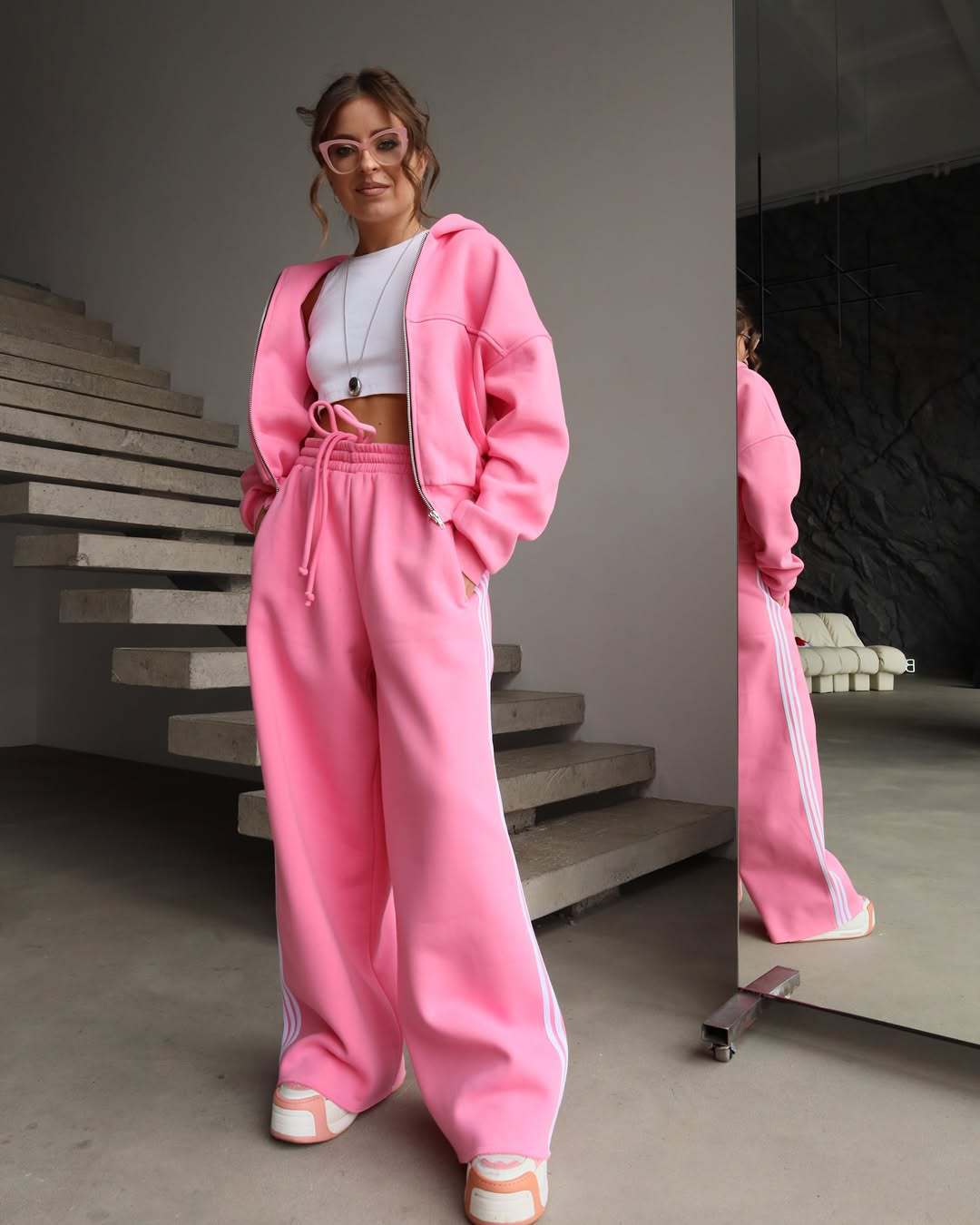 Damen lässiger Freizeit-Jogginganzug mit cropped Sweatjacke und weiten Hosen Drune