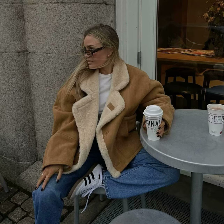 Damen Kurzgeschnittene Fliegerjacke aus Veloursimitat mit Teddyfutter und großem Revers Drune