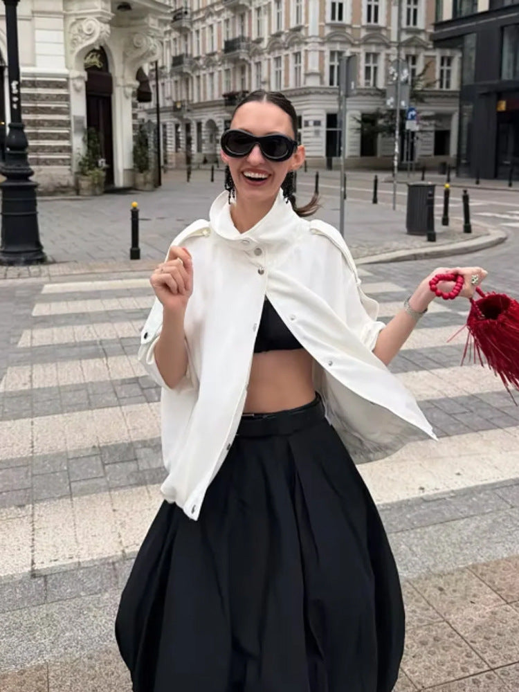 Damen Kurzes Cape-Jackett mit Stehkragen, Schulterpatten und Druckknopfverschluss Drune