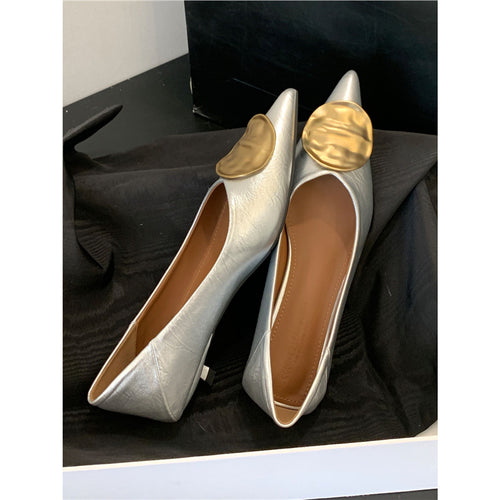 Damen Spitz zulaufende Metallic-Slipper mit dezentem Keilabsatz und appliziertem Deko‑Vamp Drune