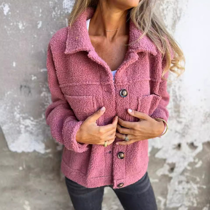 Damen nan Teddyjacke mit großem Reverskragen, durchgehender Knopfleiste und aufgesetzten Pattentaschen Drune