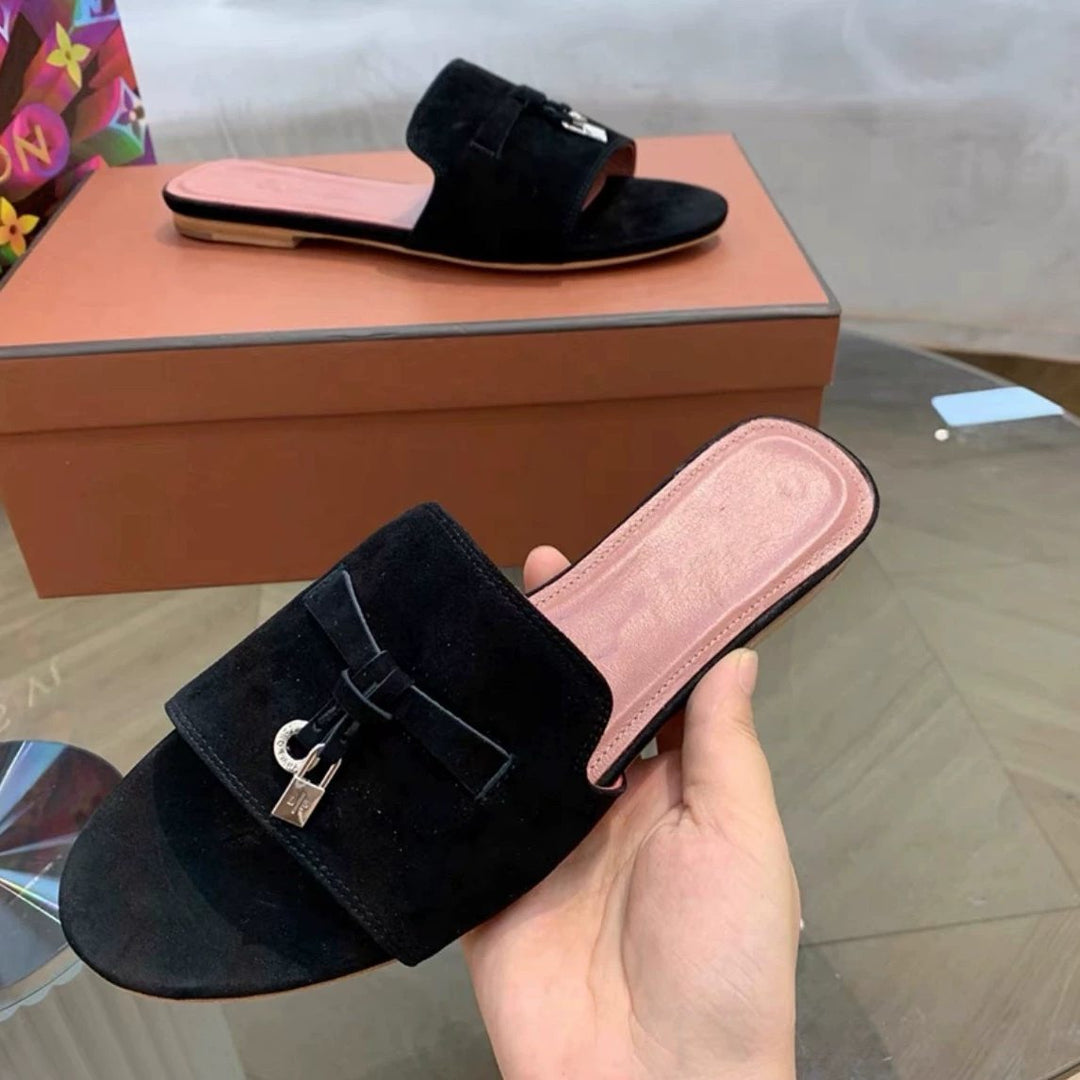 Damen Elegante Slippers aus weichem Wildleder mit dekorativem Riemendesign Drune