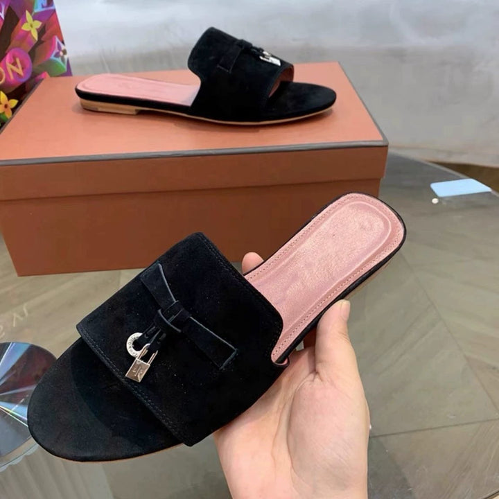 Damen Elegante Slippers aus weichem Wildleder mit dekorativem Riemendesign Drune