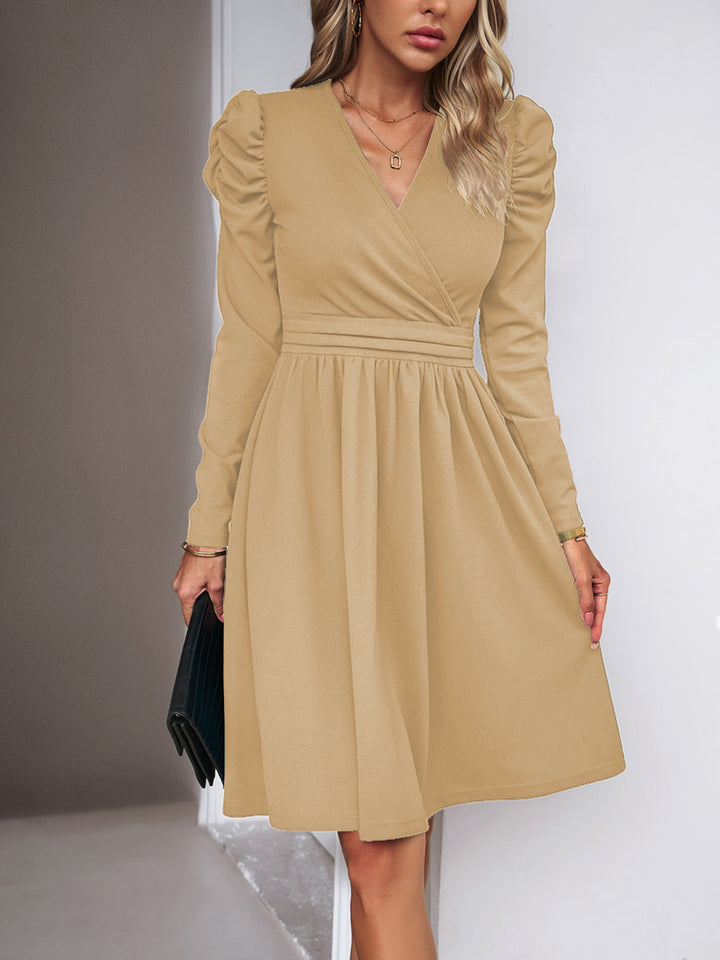 Damen Wickelkleid mit V-Ausschnitt, gerafften Puffärmeln und tailliertem Faltenrock Drune