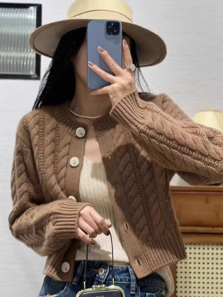 Damen Kurzer Zopfstrick‑Cardigan mit breitem Rippsaum und großen Knöpfen Drune