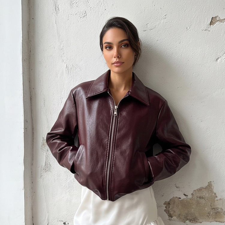 Damen Kurzjacke aus veganer Glattleder‑Optik mit spitzem Hemdkragen und frontalem Reißverschluss Drune