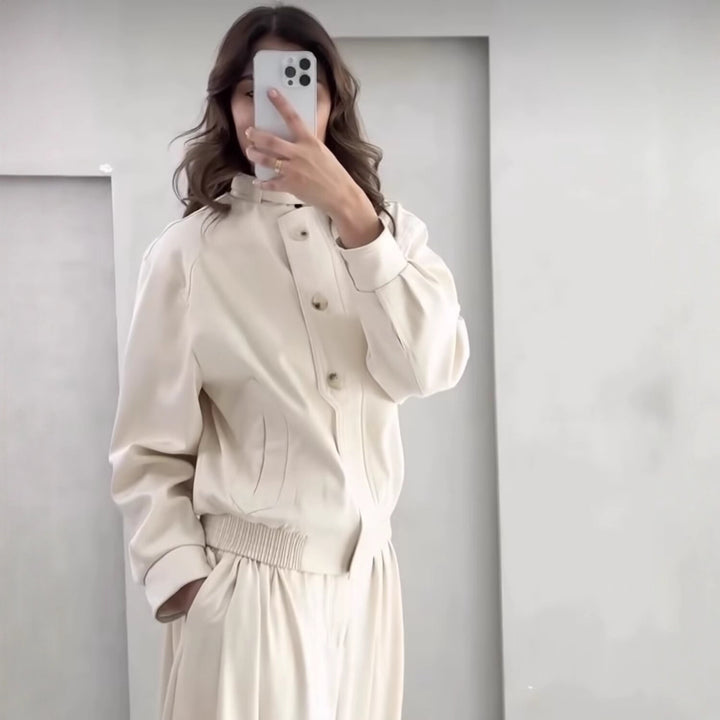 Damen Kurz geschnittene Blousonjacke aus softem Scuba‑Stoff mit Stehkragen und Zierknopfleiste Drune