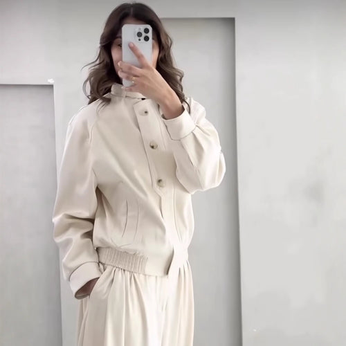 Damen Kurz geschnittene Blousonjacke aus softem Scuba‑Stoff mit Stehkragen und Zierknopfleiste Drune