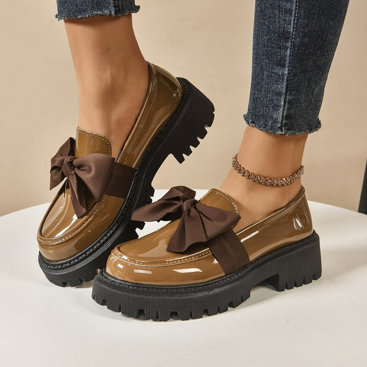 Damen Lack-Loafer mit markanter Profilsohle und Zierschleife Drune