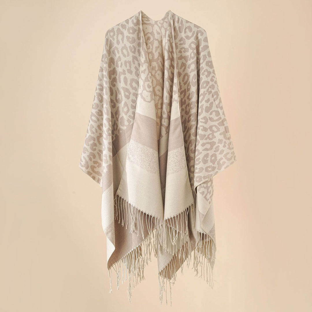 Damen Oversize-Ruana mit Leo-Jacquard, Fransen und weichem Wollmix Drune