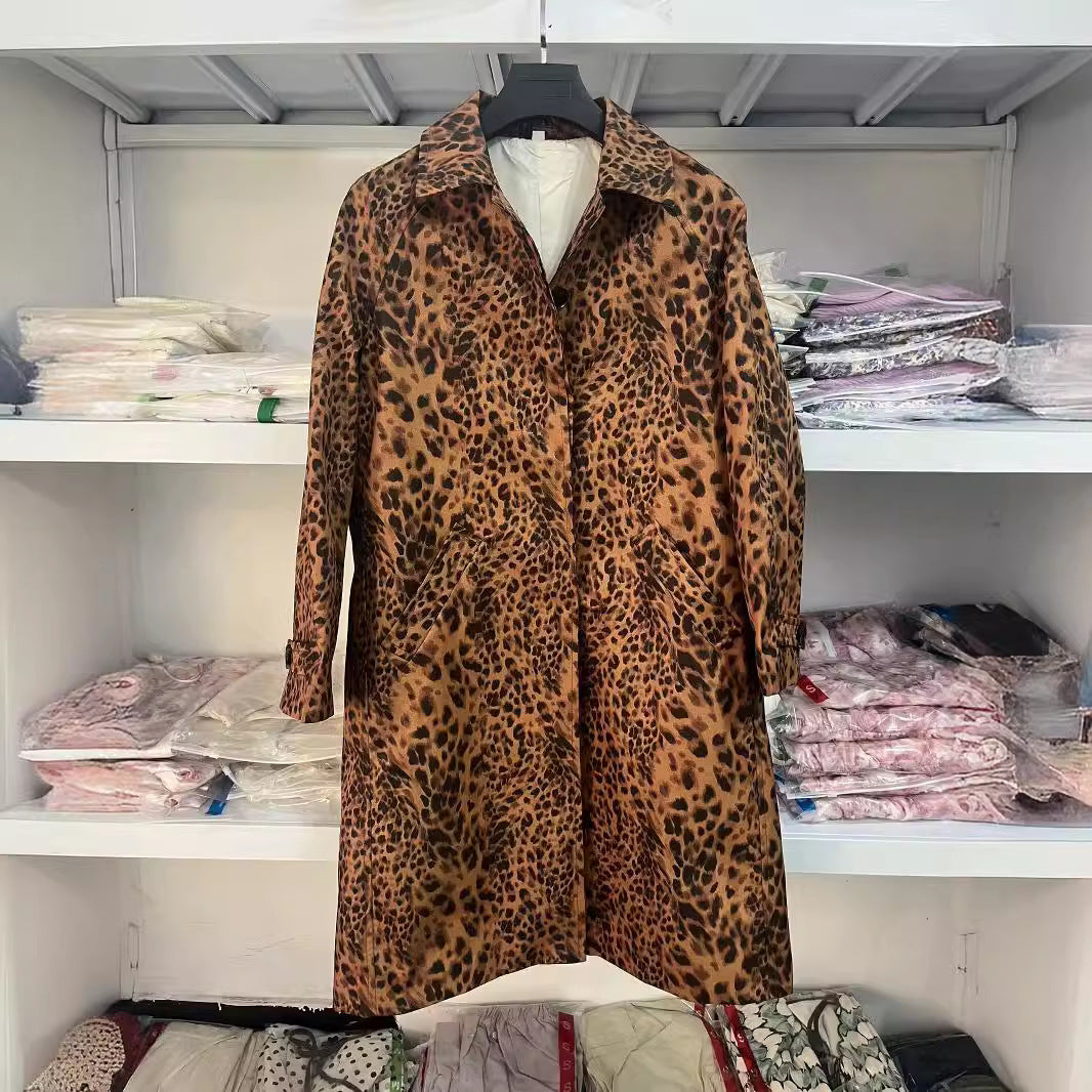 Damen nan langer Satin-Mantel im Leo-Print mit Reverskragen verdeckter Knopfleiste und Eingrifftaschen Drune