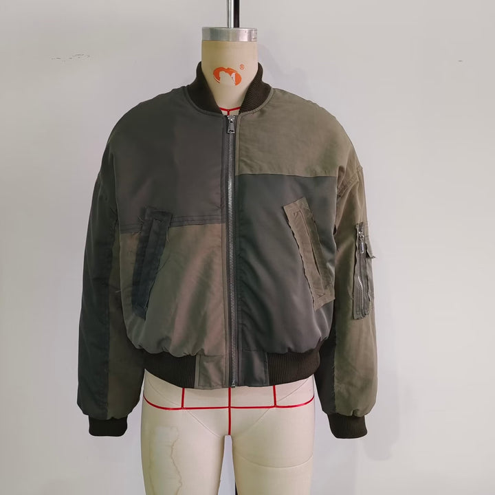 Damen nan kurz geschnittener Utility-Bomber mit Patchdetails, praktischen Brusttaschen und Ärmel-Reißverschluss Drune