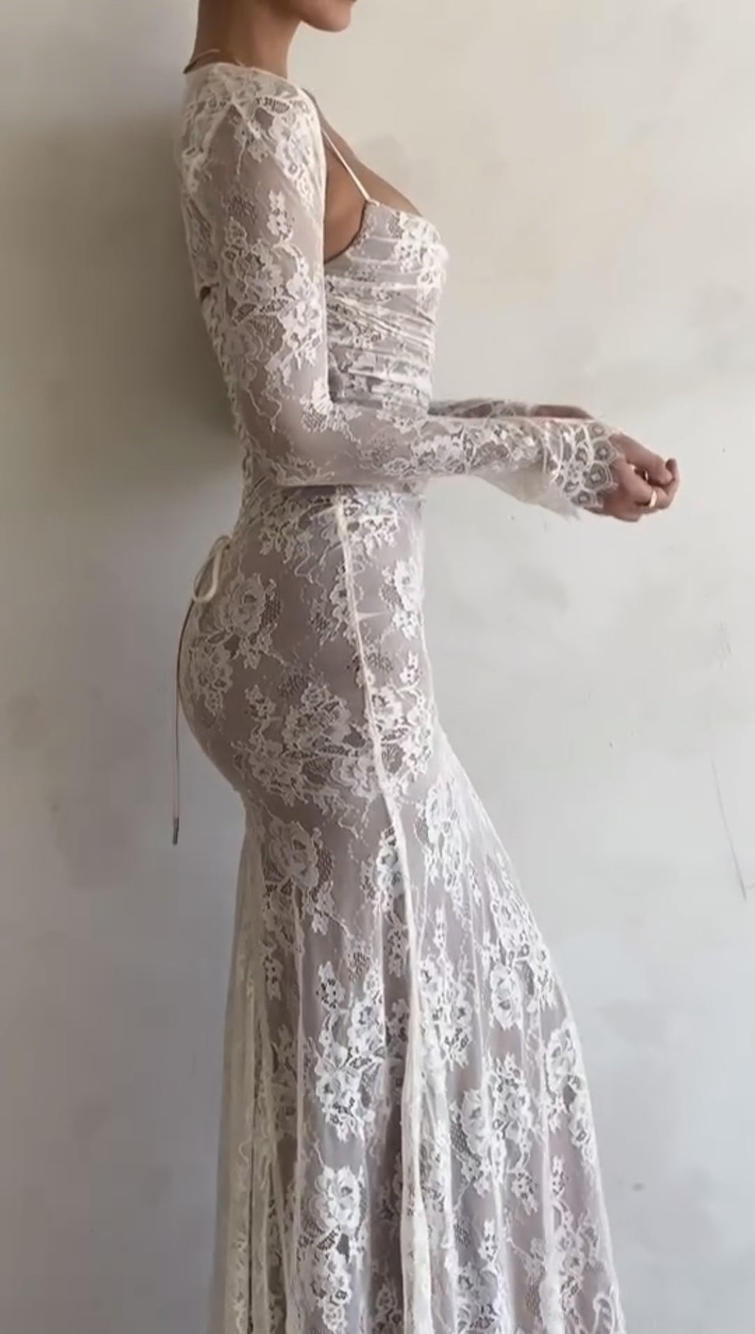 Damen Spitzen-Maxikleid mit eleganten Rüschendetails und tiefem Schlitz Drune