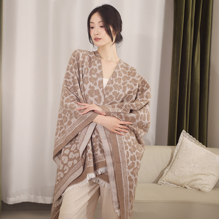 Damen Jacquard-Poncho im Kimono-Schnitt mit Fransensaum und dezentem Animaljacquard Drune