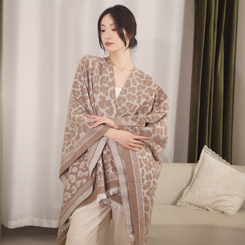 Damen Jacquard-Poncho im Kimono-Schnitt mit Fransensaum und dezentem Animaljacquard Drune