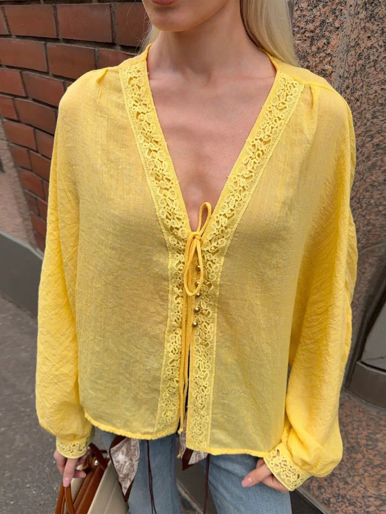 Damen Leichte V-Ausschnitt-Spitzenbluse mit Bindeband, Perlendetail & Volumenärmeln Drune