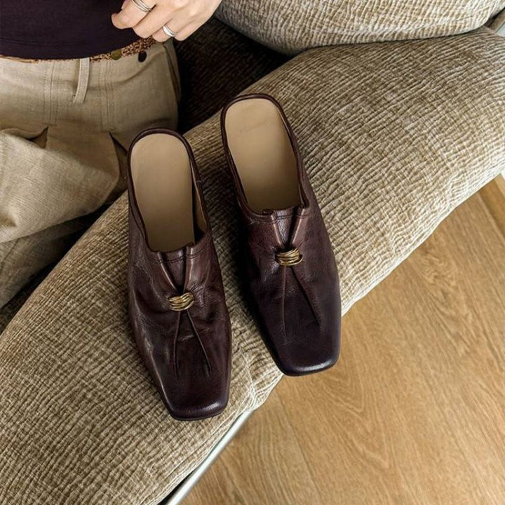 Damen Elegante Leder‑Mules mit quadratischer Kappe, soften Falteneffekt und dekorativer Metallkordel Drune