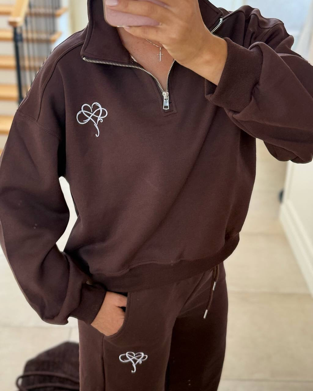 Damen sportlicher Sweater mit halbem Reißverschluss und kontrastierendem Logo Drune