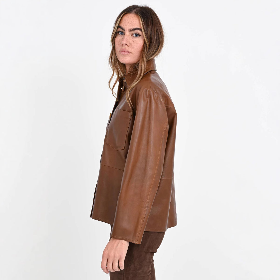 Damen Overshirt-Jacke in Lederoptik mit aufgesetzter Brusttasche und verdeckter Knopfleiste Drune