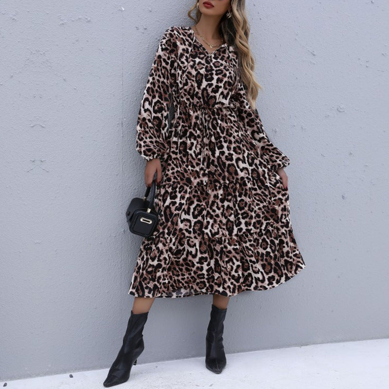 Damen Midikleid Vintage-inspirierter Leoprint mit V-Ausschnitt, elastischer Taillenpasse und Glockenärmeln Drune
