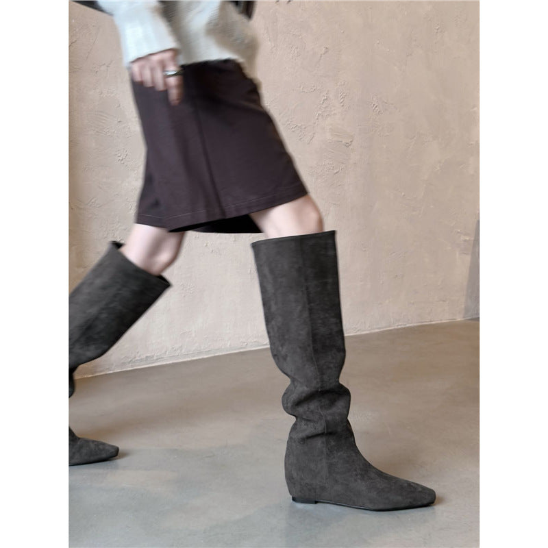 Damen Kniehohe Slouch‑Stiefel aus Veloursoptik mit spitzer Zehenpartie und flachem Komfortabsatz Drune