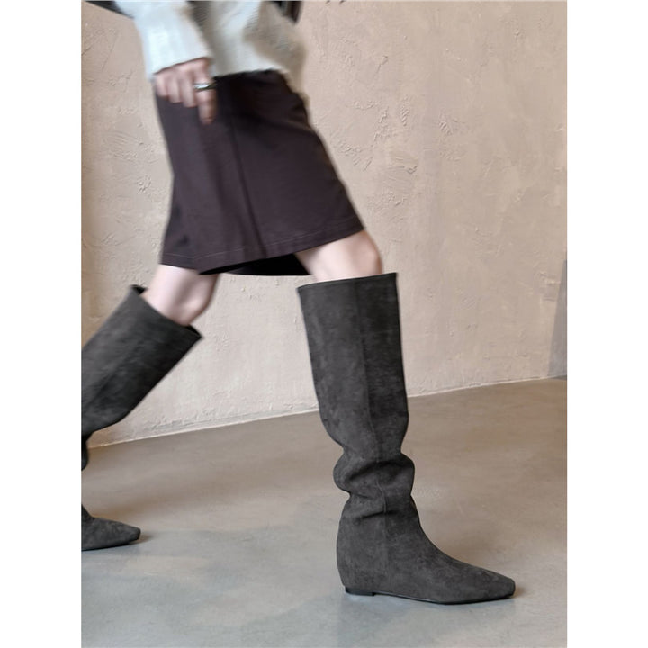 Damen Kniehohe Slouch‑Stiefel aus Veloursoptik mit spitzer Zehenpartie und flachem Komfortabsatz Drune