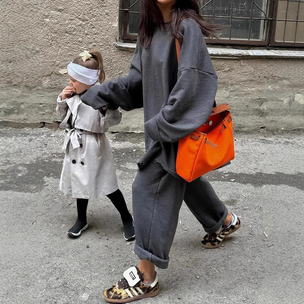 Damen oversized Lounge-Set mit ausgefranstem Saum, extra langem Sweatpullover und weiter hochgeschnittener Jogginghose Drune