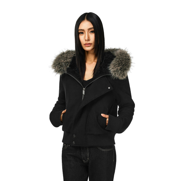 Damen nan kurze Lammfelloptik-Bomberjacke mit voluminöser Kapuzenblende und Daumenlochbündchen Drune