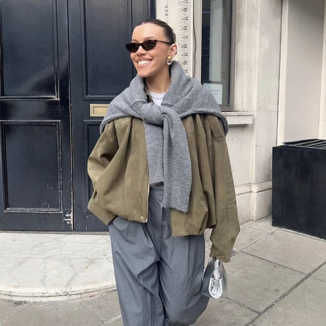 Damen Kurzjacke im Oversize‑Schnitt aus Wildleder‑Optik mit ballonförmigem Saum und Schulterpatten Drune