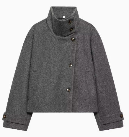 Damen 9800+ kurze boxy‑Wollmix‑Jacke mit hohem Funnelkragen, asymmetrischer Knopfleiste und verstellbaren Manschetten Drune
