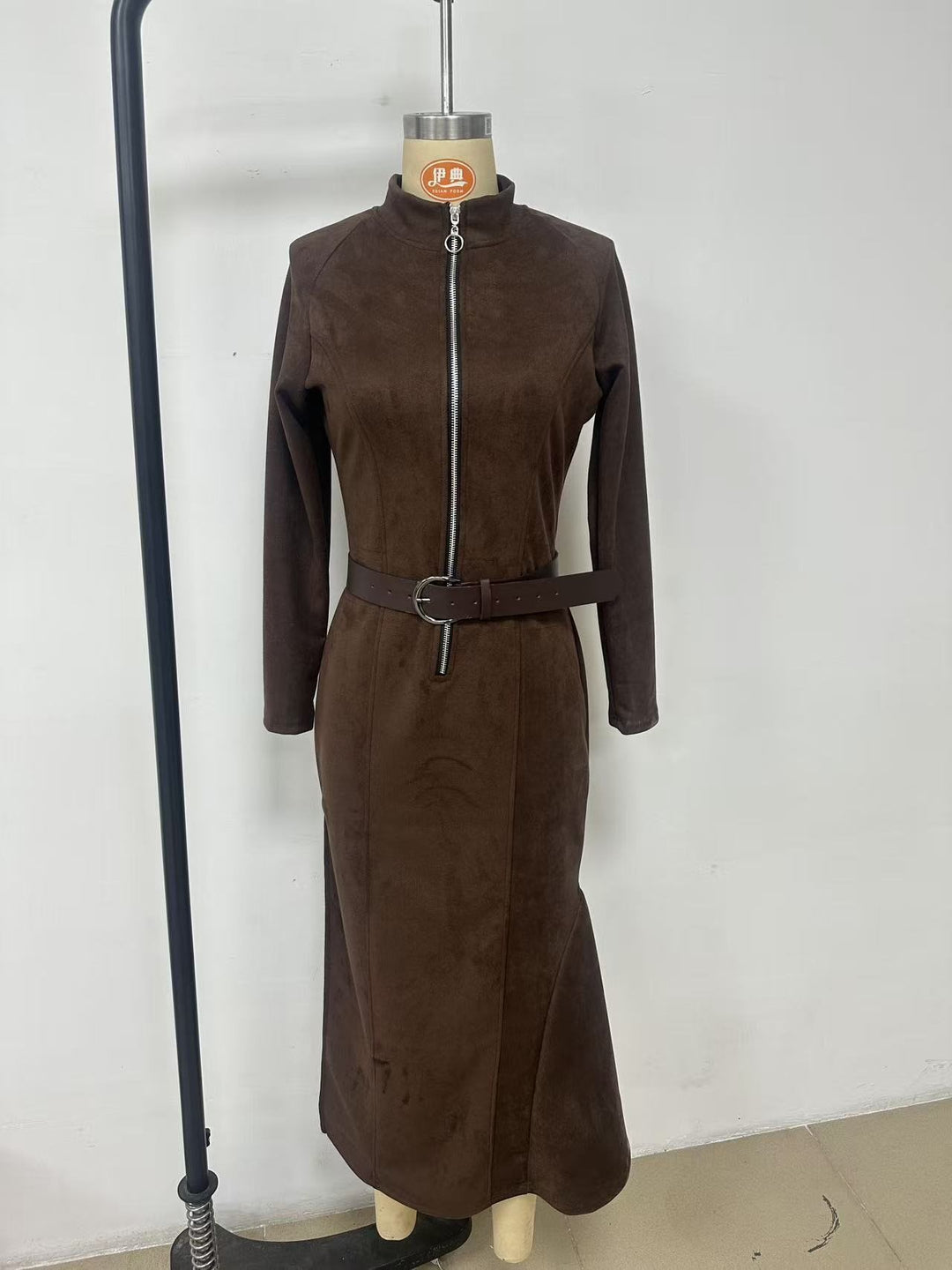 Damen Figurbetontes Midikleid aus Velourslederimitat mit Stehkragen und Zentralem Reißverschluss Drune