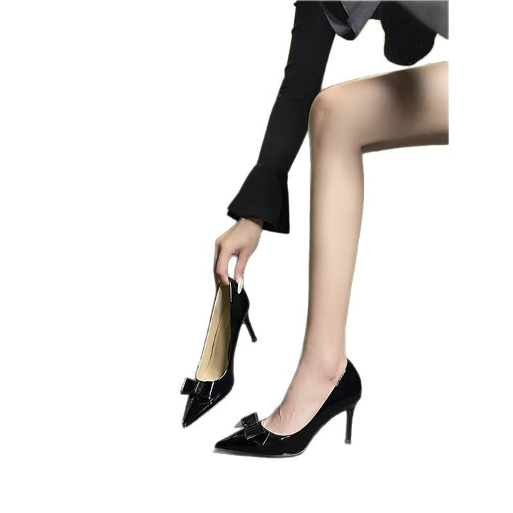 Damen Spitz zulaufende Lack‑Pumps mit geschwungener Zehenkappe und dekorativer Schleife Drune